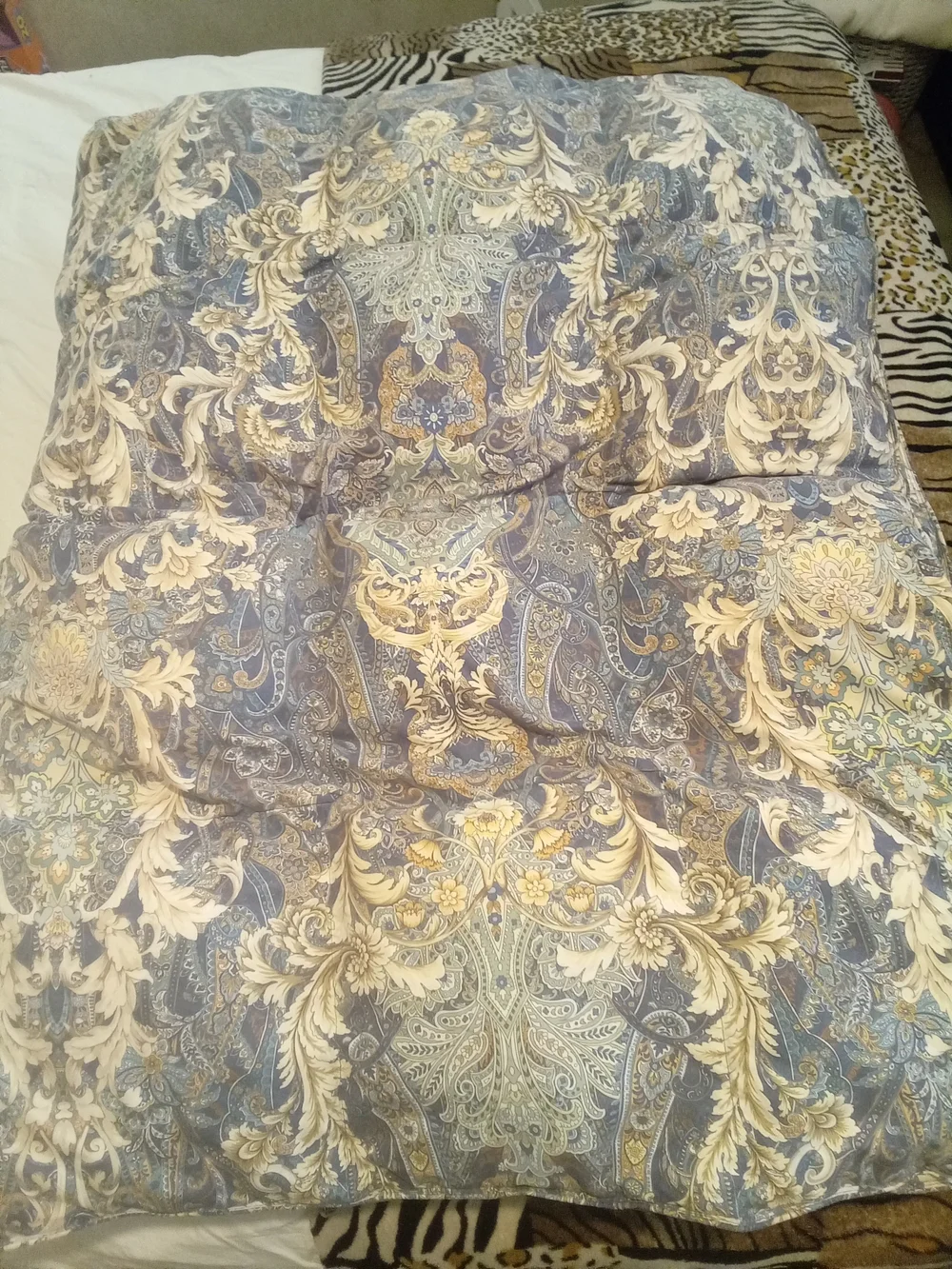 oeko-tex Standard 100 Paisley Comforter in Blue/Cream Tones King Sz. L 90